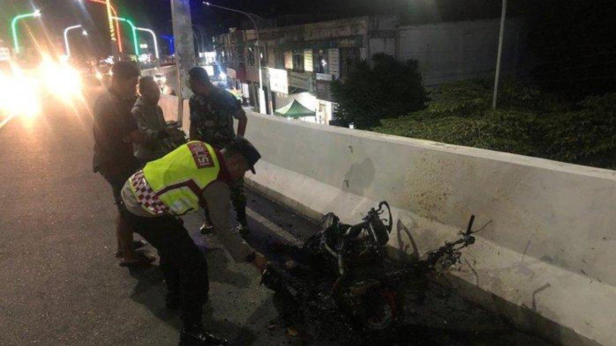 Personel Polsek Lueng Bata Polresta Banda Aceh mengamankan satu unit sepeda motor jenis Matic Merk Yamaha Mio Soul yang terbakar di jembatan Flyover Simpang Surabaya Banda Aceh, Sabtu (16/9/2023) malam.