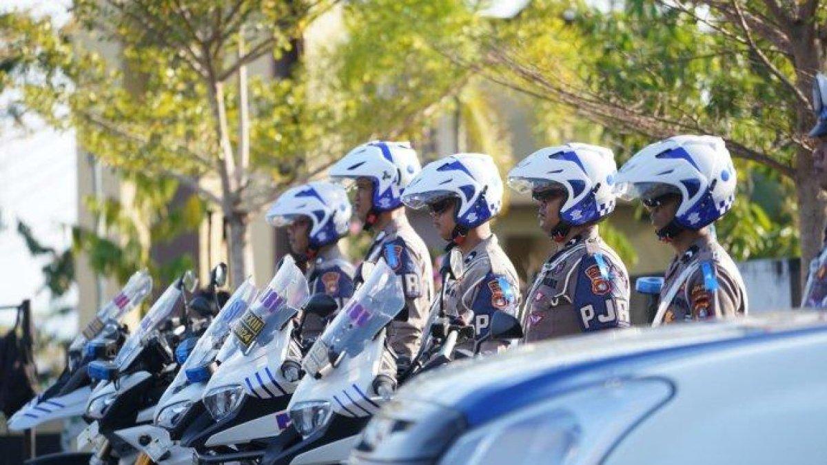 Personel kepolsiian Polda Sulbar saat gelar pasukan jelang Operasi Zebra Marano 2023.