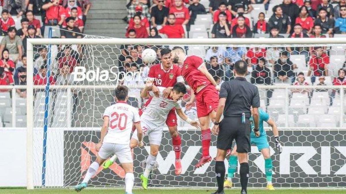 INDONESIA VS VIETNAM - Pertandingan semifinal Piala AFF 2023 antara timnas Indonesia vs Vietnam. Laga seru terjadi ketika Timnas Indonesia menghadapi Vietnam di final Piala AFF U23 2025. Berdasarkan hasil dan analisa terkini, pertandingan Timnas Indonesia U23 vs Vietnam U23 berakhir imbang 1-1.