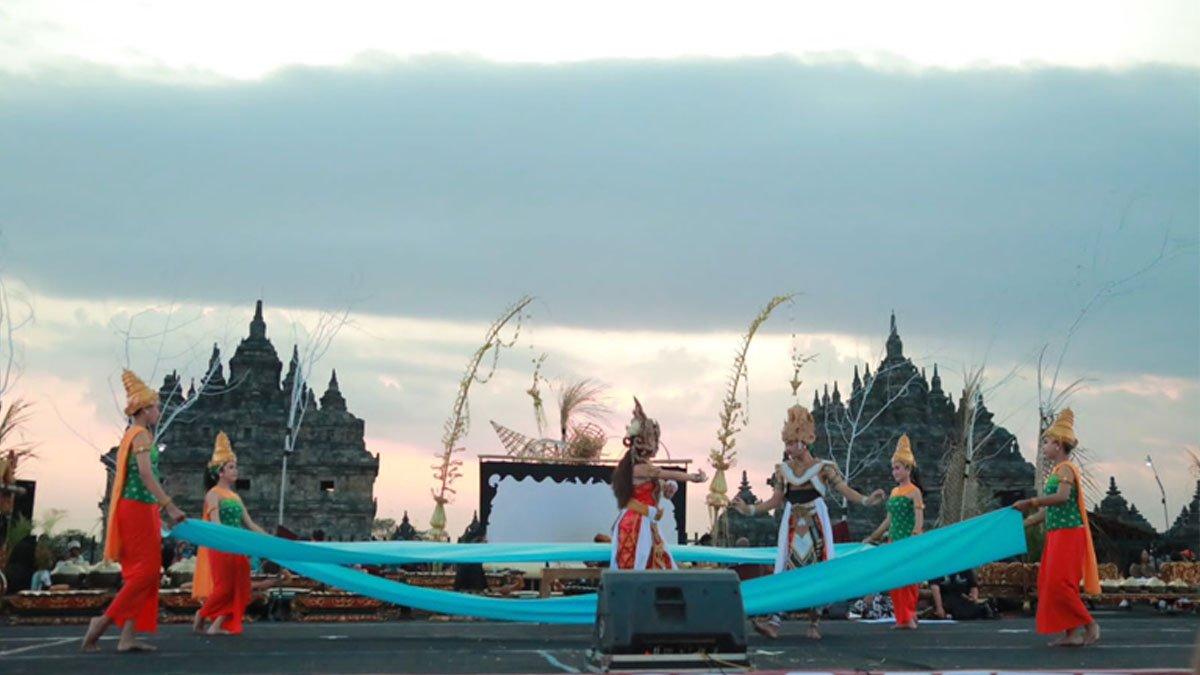 WISATA CANDI KLATEN - Potret pertunjukan budaya di Festival Candi Kembar ke-lima yang digelar di Timur Candi Plaosan, Desa Bugisan, Kecamatan Prambanan, Klaten, pada Sabtu (7/9/2024).