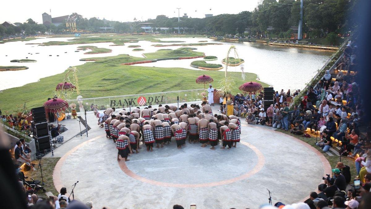WISATA JAKARTA: Pertunjukan tari kecak di Taman Mini Indonesia Indah (TMII), Jakarta Timur. Bulan ini, tari kecak di TMII akan digelar pada Sabtu (26/4/2025)