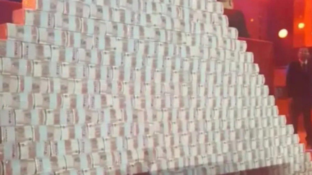 Perusahaan menghamburkan uang di atas meja, karyawan dapat menghitung berapa banyak bonus.