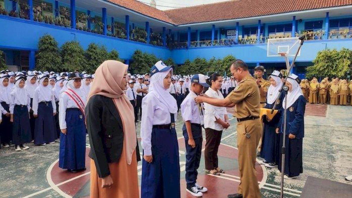 PELAKSANAAN MPLS - Perwakilan orang tua siswa secara simbolis menyerahkan anaknya untuk dididik di SMPN 1 Ciamis dalam pembukaan Masa Pengenalan Lingkungan Sekolah (MPLS), Senin (15/7/2024). Ilustrasi contoh kata-kata ucapan selamat mengikuti MPLS 2025 untuk siswa baru.