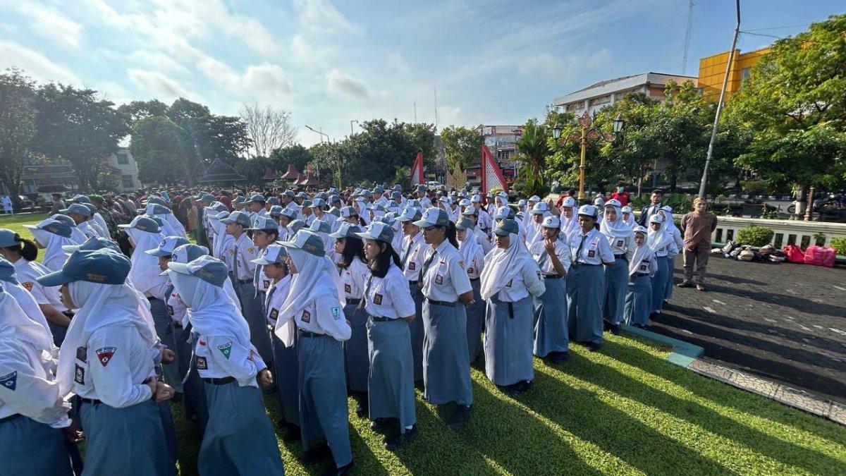 HARI PANCASILA KLATEN - Perwakilan pelajar di Klaten mengikuti peringatan Hari Lahir Pancasila di Halaman Pendopo Pemkab Klaten, Minggu (1/6/2025).