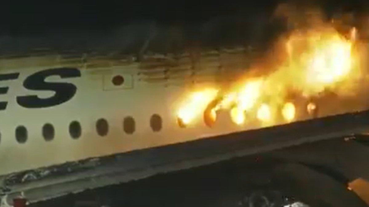 Pesawat Japan Airlines bawa 379 penumpang dan kru Terbakar