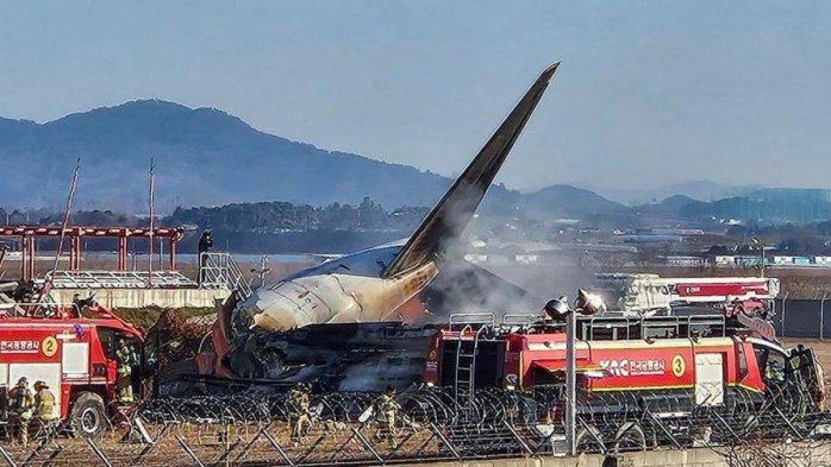 Pesawat Jeju Air jatuh di Bandara Muan, Korea Selatan pada Minggu (29/12/2024) (Guardian)