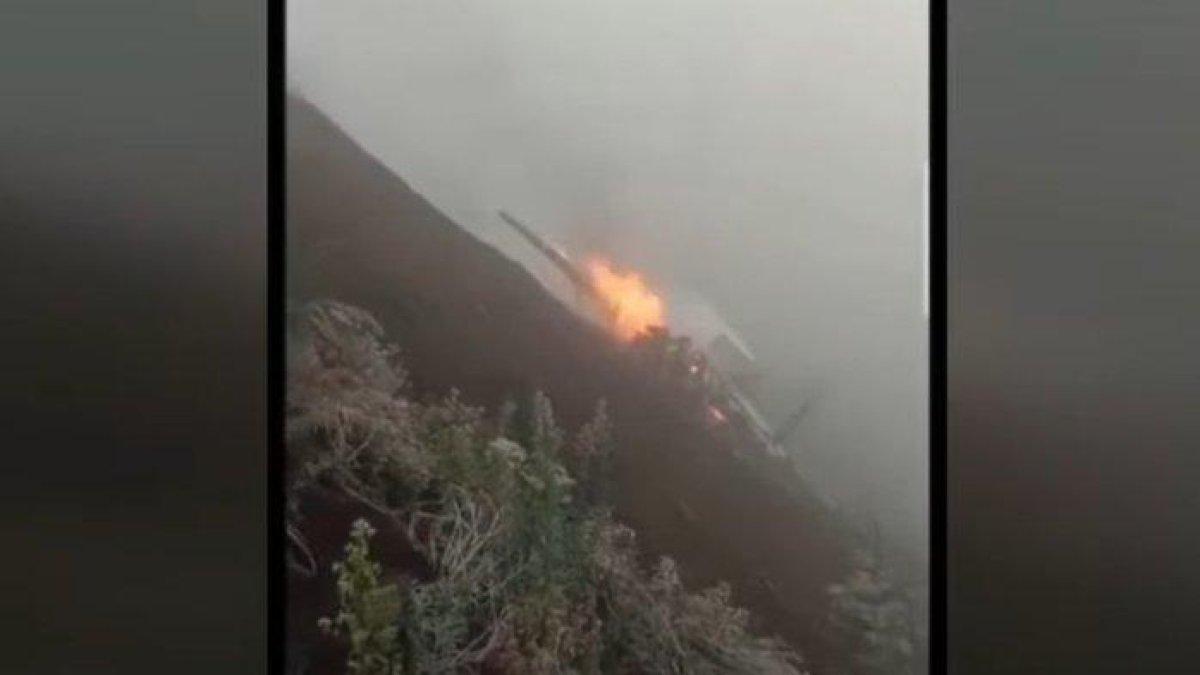 Pesawat TNI AU jatuh di kawasan lereng Gunung Bromo tepatnya di sekitar Desa Keduwung, Kecamatan Puspo, Pasuruan, Jawa Timur, Kamis (16/11/2023). BPBD Pasuruan menyebut memperoleh informasi adanya korban tewas pasca jatuhnya pesawat Super Tucano di lereng Bromo, Kamis (16/11/2023).