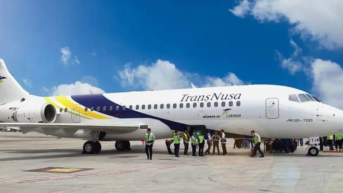 Pesawat TransNusa saat singgah di Bandara.
