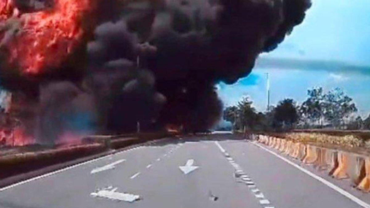 Pesawat jet bisnis Beechcraft Model 390 jatuh di Jalan Raya Guthrie dekat kota Elmina, Shah Alam, Selangor, Malaysia, pada Kamis (17/8/2023).