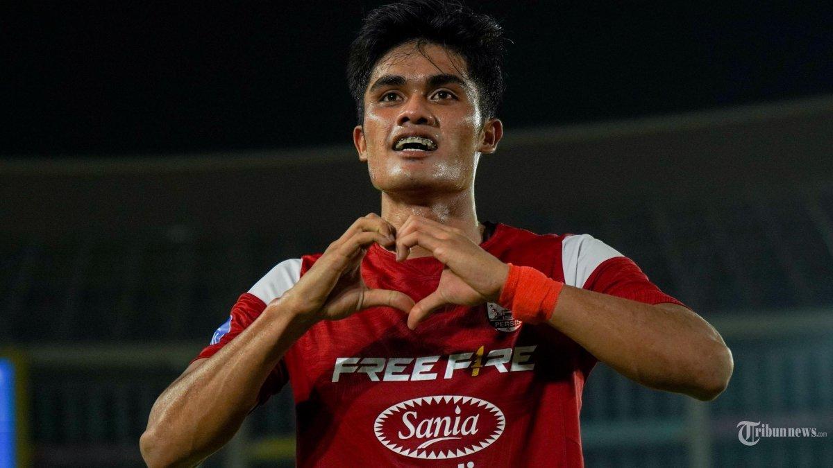 SELEBRASI SANANTA - Pesepak bola Persis Solo, Ramadhan Sananta selebrasi setelah memberikan assist untuk rekannya mencetak gol melawan Borneo FC dalam lanjutan Liga 1 2024/2025 di Stadion Manahan, Solo, Sabtu (19/10/2024) malam. Persis Solo sukses mengalahkan Borneo FC dengan skor 3-2.