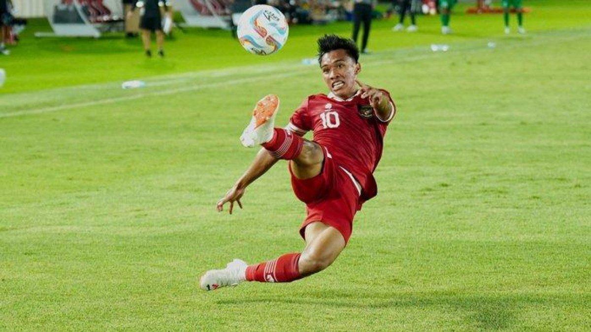 Pesepak bola Timnas Indonesia, Arkhan Fikri mengontrol bola saat melawan Turkmenistan dalam ajang kualifikasi Piala Asia U23 di Stadion Manahan, Solo, Selasa (12/9/2023) malam.