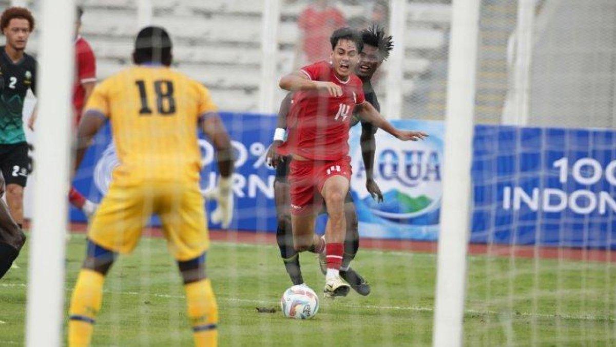STRUICK MENGGIRING BOLA - Pesepak bola Timnas Indonesia Rafael Struick berusaha melewati penjagaan pesepak bola Tanzania saat pertandingan di Stadion Madya Senayan Jakarta, Minggu (2/5/2024). Pertandingan ini sebagai pemanasan jelang kualifikasi Piala Dunia 2026 zona Asia melawan Irak dan Filipina.