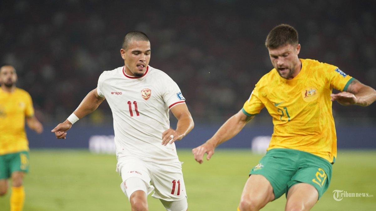 INDONESIA VS AUSTRALIA - Foto timnas Indonesia dokumen Tribunnews (18/3/2025). Pesepak bola Timnas Indonesia, Ragnar Oratmangoen (tengah) berebut bola dengan pesepak bola Australia pada pertandingan Grup C putaran ketiga Kualifikasi Piala Dunia 2026 Zona Asia melawan Australia di Stadion Utama Gelora Bung Karno (SUGBK), Jakarta, Selasa (10/9/2024).