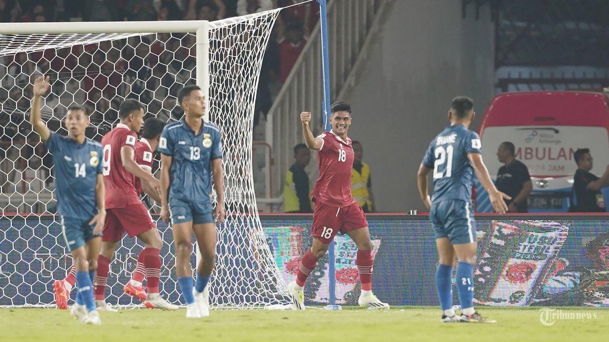 Pesepak bola Timnas Indonesia Ramadhan Sananta (dua kanan) selebrasi usai menjebol gawang Timnas Brunei Darussalam pada pertandingan leg pertama Kualifikasi Piala Dunia 2026 di Stadion Utama Gelora Bung Karno (SUGBK), Jakarta, Kamis (12/10/2023).