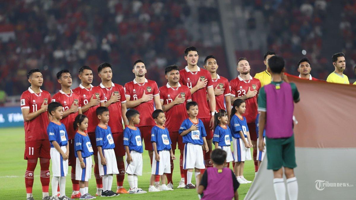 Pesepak bola Timnas Indonesia menyanyikan lagu Indonesia Raya sebelum melawan Timnas Brunei Darussalam pada pertandingan leg pertama Kualifikasi Piala Dunia 2026 di Stadion Utama Gelora Bung Karno (SUGBK), Jakarta, Kamis (12/10/2023).