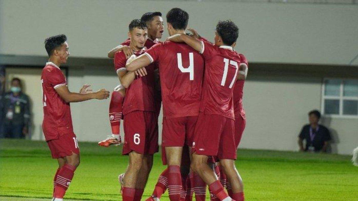 Pesepak bola Timnas Indonesia merayakan gol Marselono Ferdinan dalam ajang kualifikasi Piala Asia U23 2024 di Stadion Manahan, Solo, Sabtu (9/9/2023) malam.