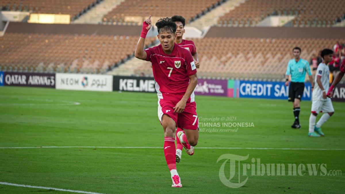 LOLOS PIALA DUNIA - Pesepak bola Timnas U-17 Indonesia Zahaby Gholy selebrasi saat melawan Timnas U-17 Yaman pada pertandingan kedua Grup C Piala Asia U-17 di Stadion Prince Abdullah Al-Faisal, Jeddah, Senin (7/4/2025) malam WIB. Timnas U-17 Indonesia berhasil menggulung Yaman dengan skor 4-1 sehingga lolos ke Piala Dunia U-17 2025.