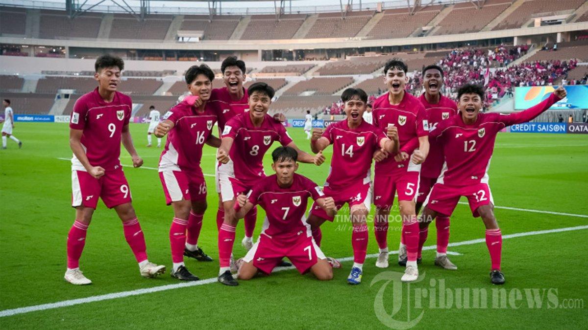 LOLOS PIALA DUNIA - Pesepak bola Timnas U-17 Indonesia selebrasi saat melawan Timnas U-17 Yaman pada pertandingan kedua Grup C Piala Asia U-17 di Stadion Prince Abdullah Al-Faisal, Jeddah, Senin (7/4/2025) malam WIB. Timnas U-17 Indonesia berhasil menggulung Yaman dengan skor 4-1 sehingga lolos ke Piala Dunia U-17 2025.