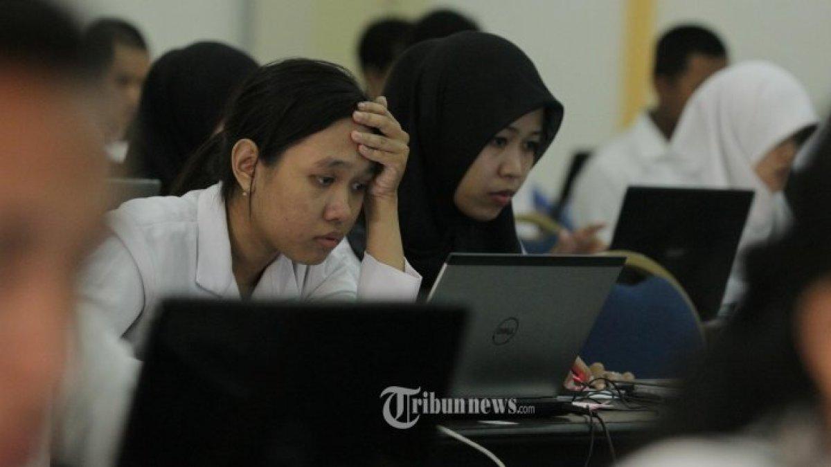 Peserta CPNS mengerjakan tes CAT BKN.