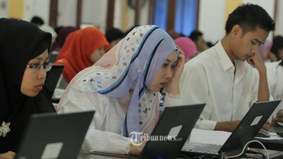 Peserta CPNS mengerjakan tes CAT di Badan Pendidikan dan Pelatihan Provinsi Jateng, Kota Semarang, Jateng, Rabu (15/10/2014). --- Berikut ini 3 contoh kalimat sanggah CPNS PPPK 2023.