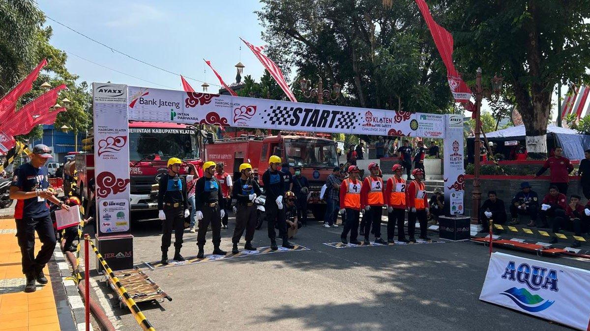 Peserta berlari dari titik start Klaten Fire Safety Challenge 2024