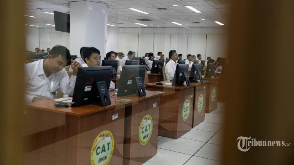 Peserta bersiap mengikuti Ujian Seleksi Calon Pegawai Negeri Sipil (CPNS) menggunakan komputer atau sistem computer assisted test (CAT) di Kantor Badan Kepegawaian Negara (BKN), Cililitan, Jakarta Timur, Senin (27/1/2020).