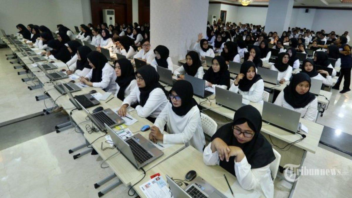 Peserta bersiap untuk mengikuti Seleksi Kompetensi Dasar (SKD) berbasis Computer Assisted Test (CAT) untuk Calon Pegawai Negeri Sipil (CPNS) di kantor Wali Kota Jakarta Selatan, Jakarta, Senin (17/2/2020).