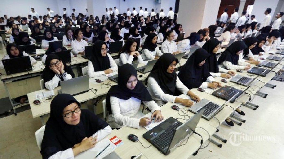 Peserta bersiap untuk mengikuti Seleksi Kompetensi Dasar (SKD) berbasis Computer Assisted Test (CAT) untuk Calon Pegawai Negeri Sipil (CPNS).