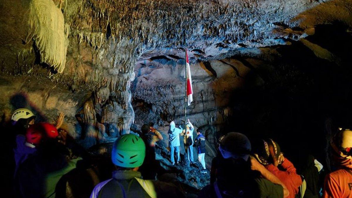 PESONA KULON PROGO - Peserta mengikuti upacara peringatan HUT ke-75 RI di Goa Kiskendo, Jatimulyo, Girimulyo, Kulon Progo, D.I Yogyakarta, Senin (17/8/2020). Acara yang digagas oleh Menoreh Adventure Experience, Pokdarwis Jatomulyo, TNI, Polri dan warga sekitar itu guna memperingati HUT ke-75 Kemerdekaan RI serta merefleksi perjuangan para pahlawan kemerdekaan.