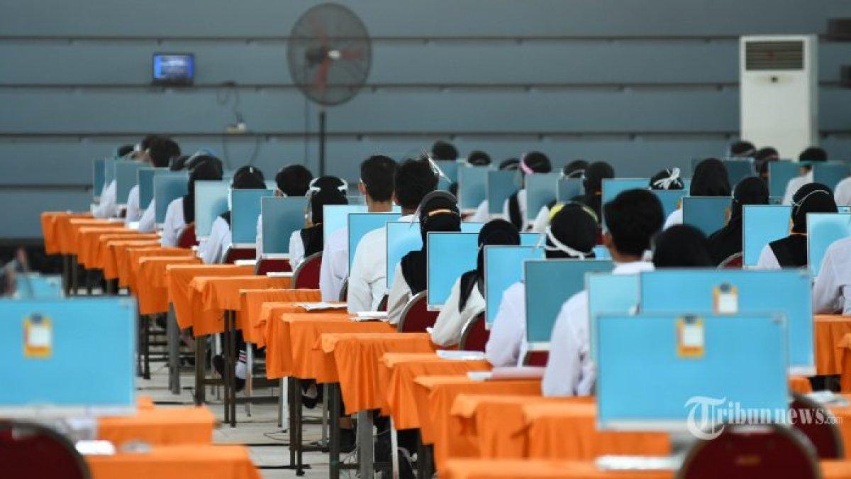 Peserta seleksi kompetisi bidang (SKB) bagi CPNS Pemkot Surabaya bersiap mengikuti tes di GOR Pancasila, Kota Surabaya, Jawa Timur, Selasa (22/9/2020).