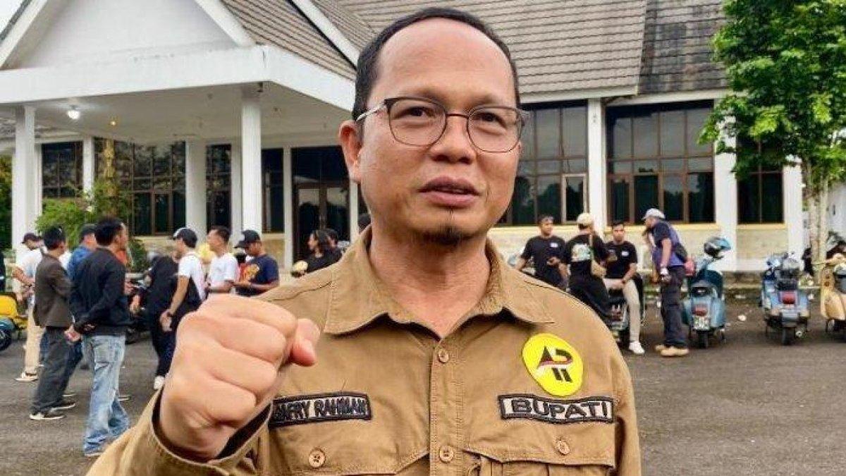 BUPATI BANGKA TENGAH - Petahana Calon Bupati Bangka Tengah, Algafry Rahman meraih suara terbanyak di Pilkada 2024. Algafry yang berpasangan dengan calon wakil bupati Efrianda meraup 57.446 suara sah, sedangkan pesaingnya pasangan Adet Mastur-Erlansyah Reskar Aprinata meraih 21.171 suara.