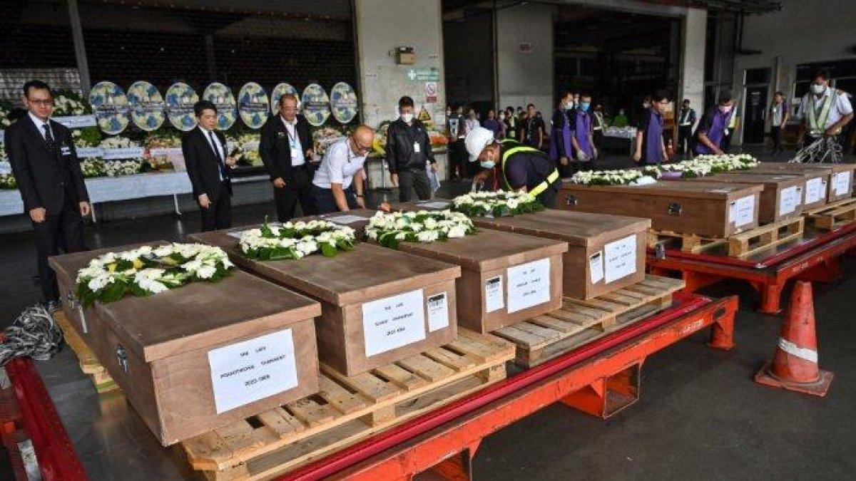 (FILES) Peti mati 8 pekerja Thailand yang tewas dalam konflik antara Israel dan kelompok militan Palestina Hamas dipajang setelah dipulangkan dari Israel dalam upacara di bandara Suvarnabhumi di Bangkok pada 20 Oktober 2023.
