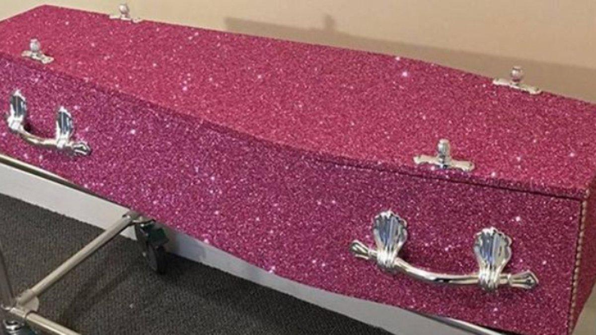 Peti mati bertemakan Barbie, laku keras terjual di pasaran, punya makna khusus bagi siapapun yang ingin mati dengan cantik.