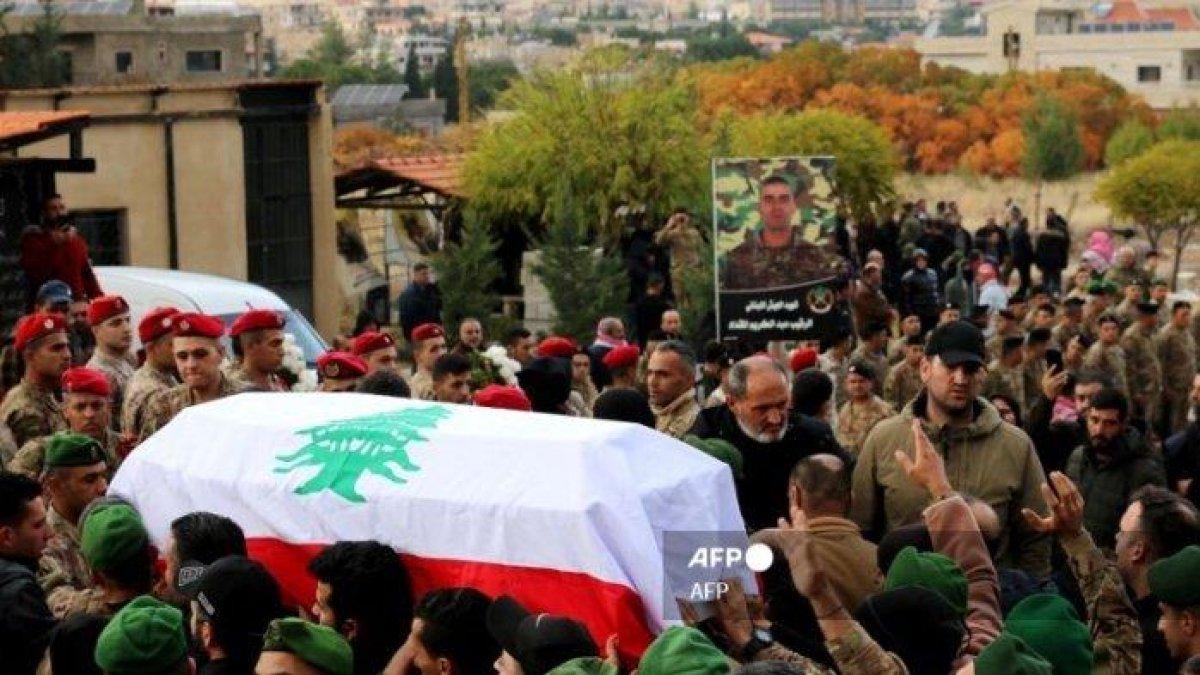 Peti mati tentara Lebanon sersan Abdul Karim Shehadeh al-Miqdad dibawa rekan-rekannya sesama tentara, yang terbunuh oleh tembakan Israel di sebuah pos perbatasan di Lebanon selatan sehari sebelumnya, di kampung halamannya di Shmistar di Lembah Bekaa Lebanon timur pada 6 Desember 2023, di tengah pembaruan lintas- ketegangan perbatasan ketika pertempuran kembali terjadi antara Israel dan militan Hamas di Jalur Gaza.