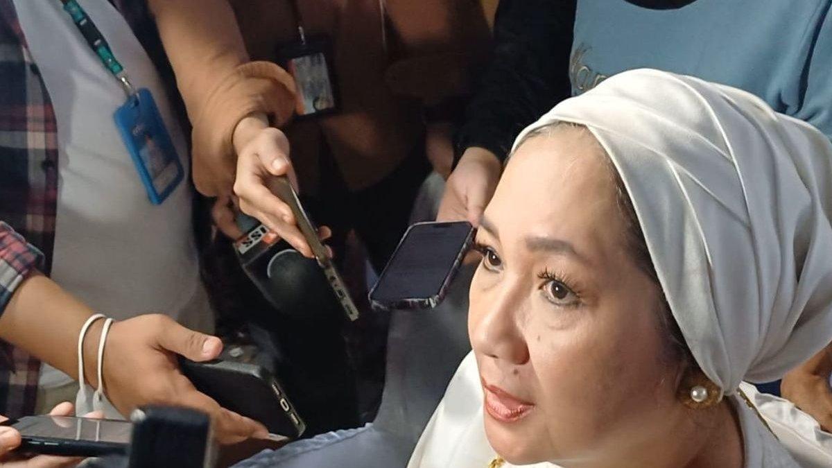 SOSOK ANAK TITIEK - Petty Tunjungsari usai pemakaman di TPU Tanah Kusir, Jakarta Selatan, Jumat (11/4/2025).
