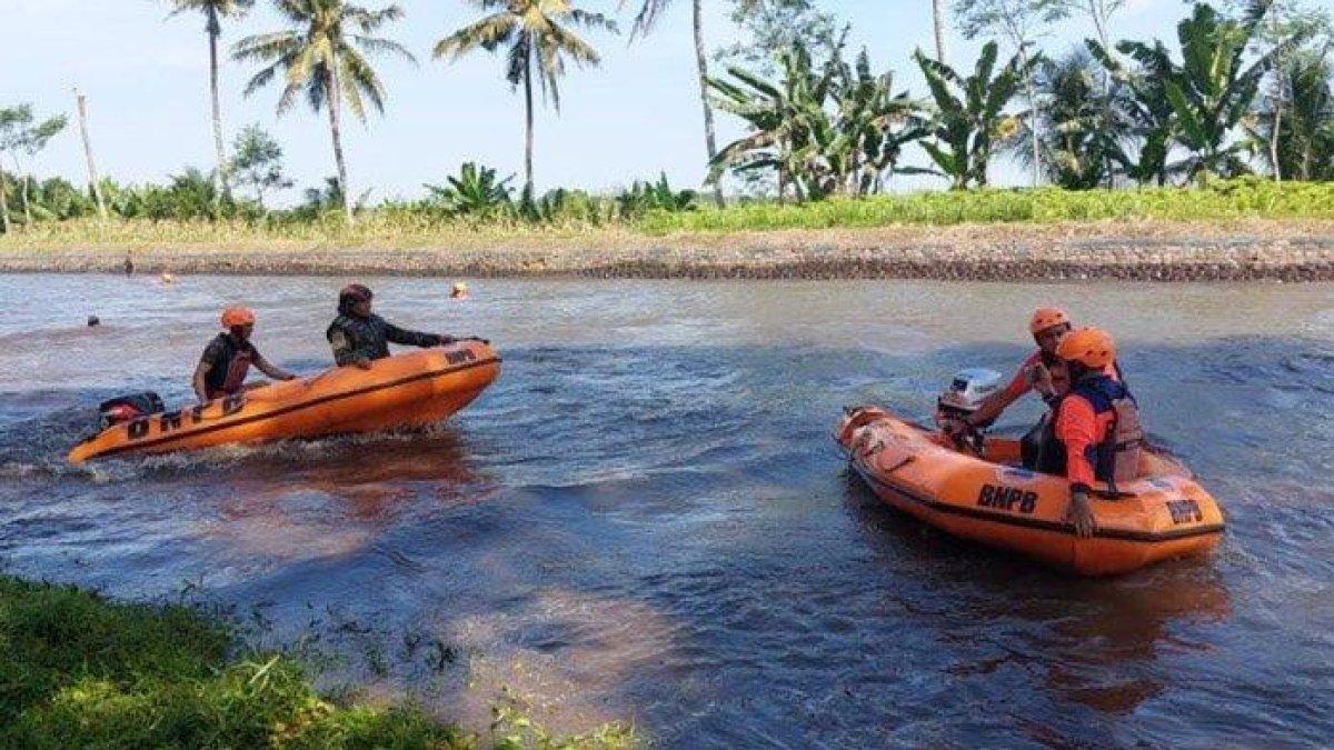 PENCARIAN - Petugas BPBD Lumajang berusaha mencari keberadaan pengendara motor yang mengalami kecelakaan tunggal dan terperosok ke aliran Sungai Bondoyudo, Jatiroto, Kabupaten Lumajang, Jawa Timur, Jumat (25/4/2025). Diketahui, sepeda motor korban ditemukan tersangkut di lumpur sungai.