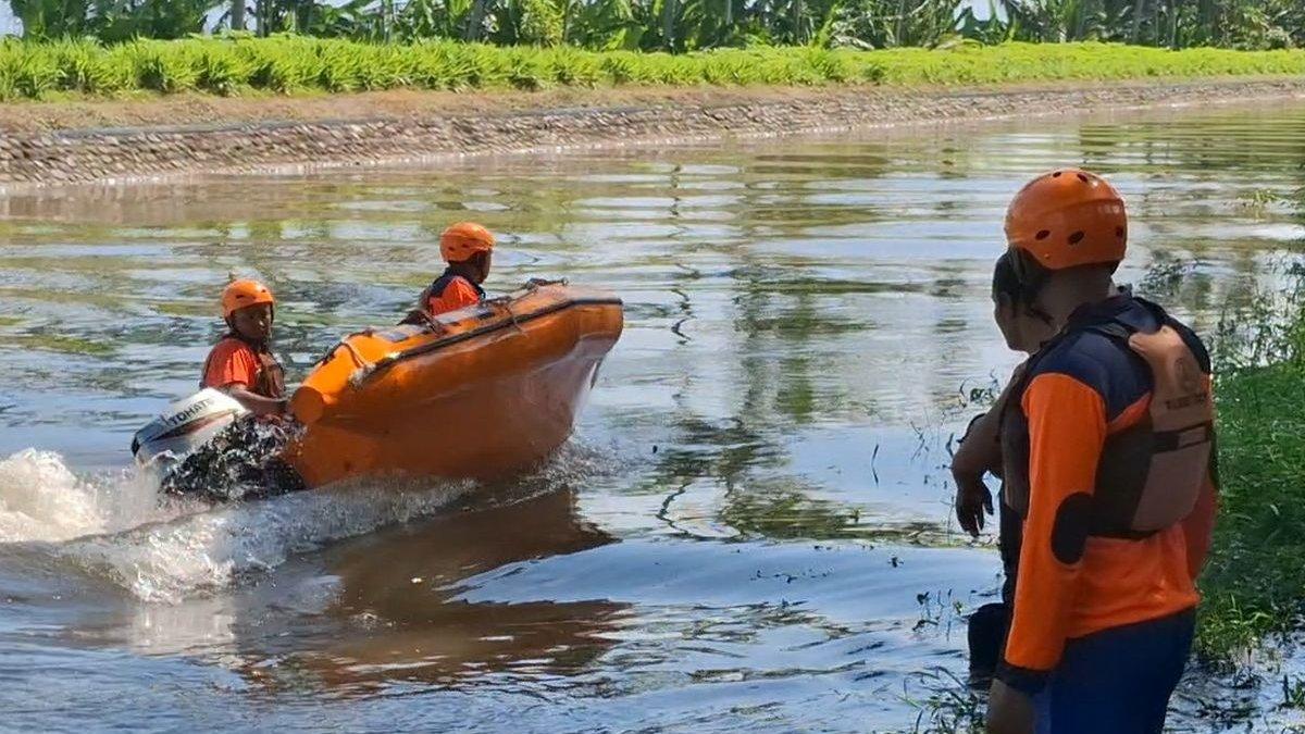 EVAKUASI KORBAN KECELAKAAN - Petugas BPBD Lumajang melakukan pencarian pemotor tercebur ke Sungai Bondoyudo, Jumat (25/4/2025).