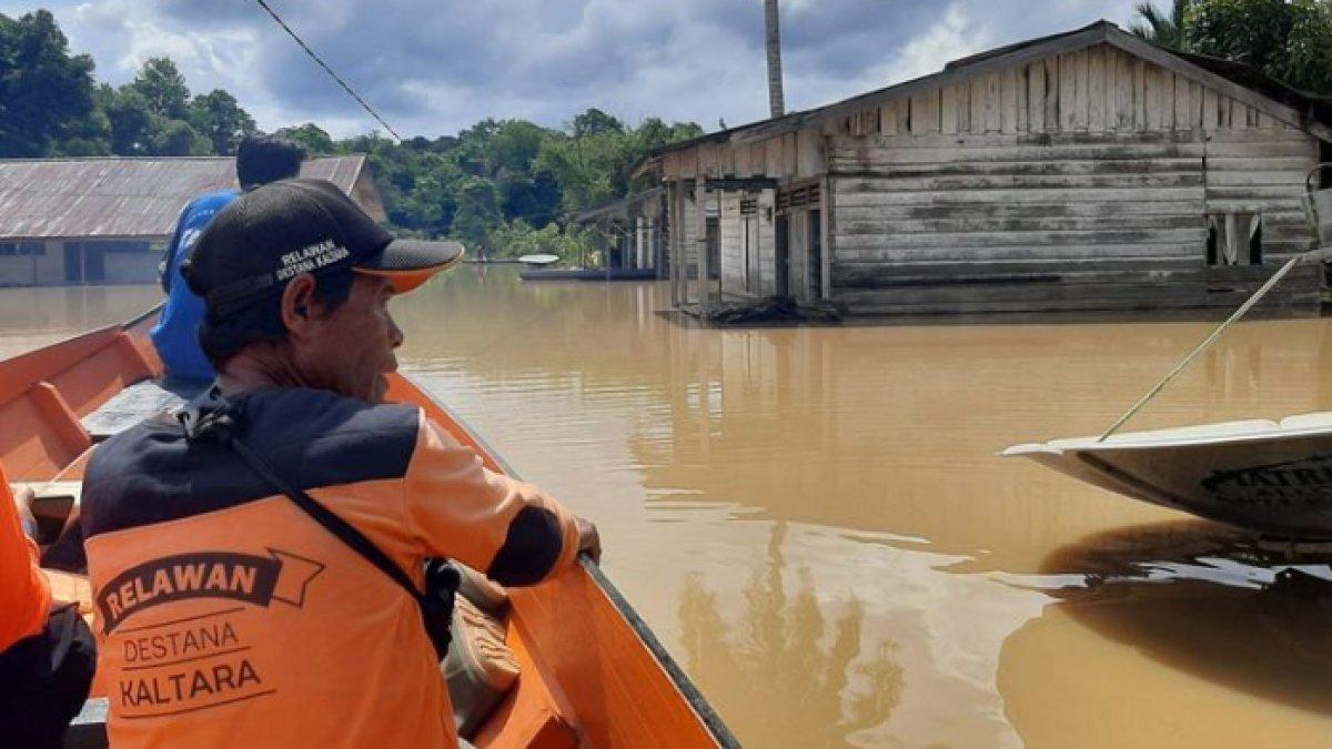 Petugas BPBD Nunukan Kaltara melakukan pemantauan dan evakuasi bagi para korban banjir Sembakung