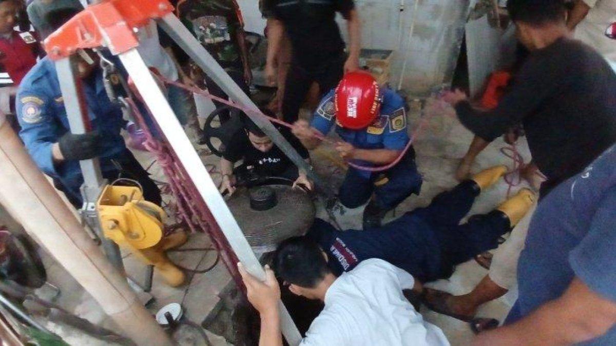 Petugas Damkar Evakuasi korban yang terjebak di dalam lubang sumur di Bogor