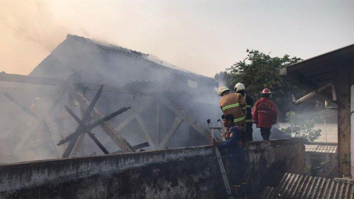 Petugas Damkar Kota Bekasi melakukan pemadaman di rumah Jalan Kemang Sari, RT 01 RE 09, Kelurahan Jatibening, Kecamatan Pondok Gede, Kota Bekasi. 
Penulis: Yusuf Bachtiar | Editor: Ferdinand Waskita Suryacahya