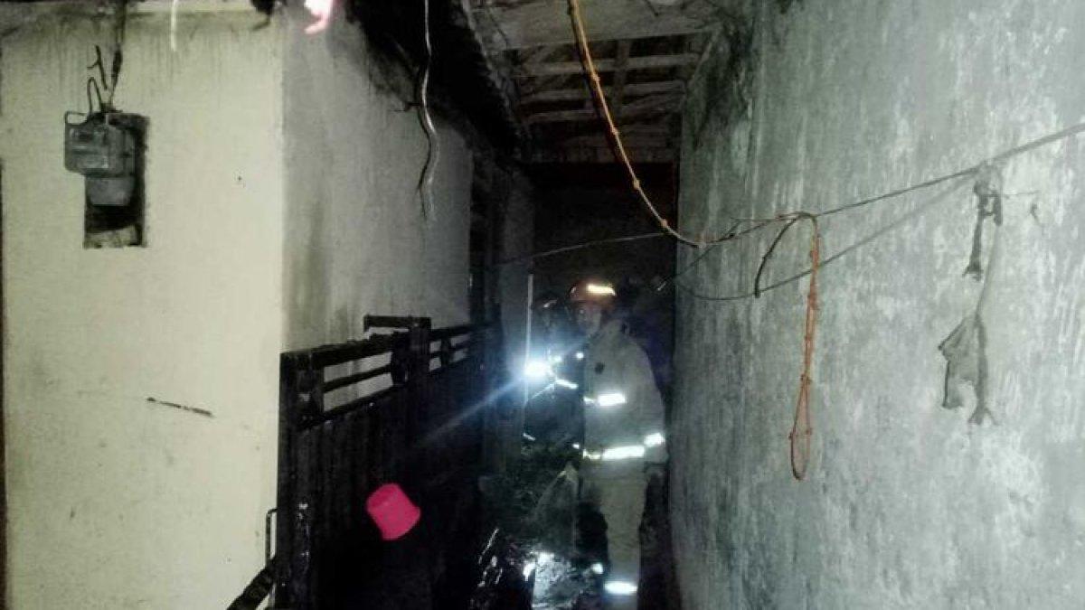 Petugas Damkar sedang memadamkan kebakaran di rumah warga, Desa Tlajung Udik, Kecamatan Gunung Putri, Kabupaten Bogor, Jawa Barat, Minggu (27/8/2023).