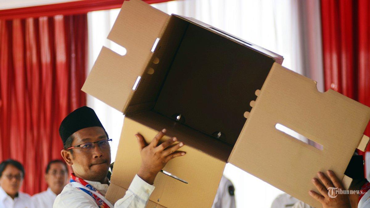 Petugas KPPS menunjukkan kotak suara Pemilu 2024 yang kosong saat simulasi pemungutan dan penghitungan suara pemilu 2024 di halaman kantor KPU Kota Administrasi Jakarta Timur, Jalan Pulomas Barat Kayu Putih, Jakarta Timur, Senin (18/12/2023).