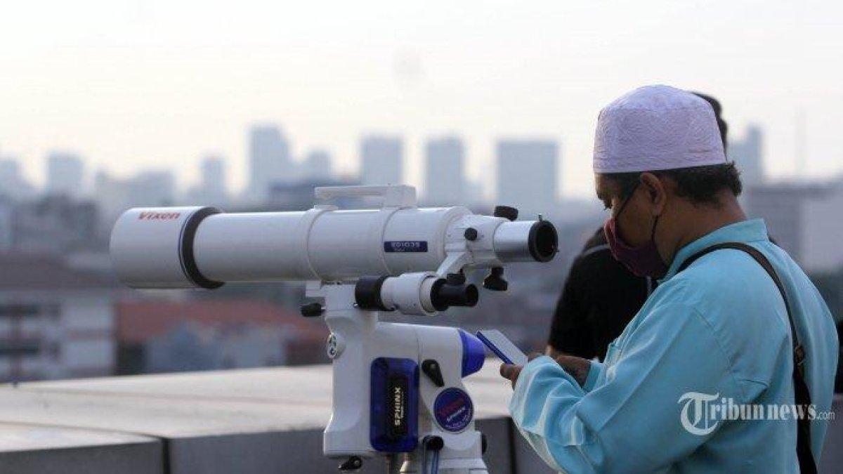 Petugas Kantor Wilayah (Kanwil) Agama Provinsi DKI Jakarta, tengah memantau hilal.