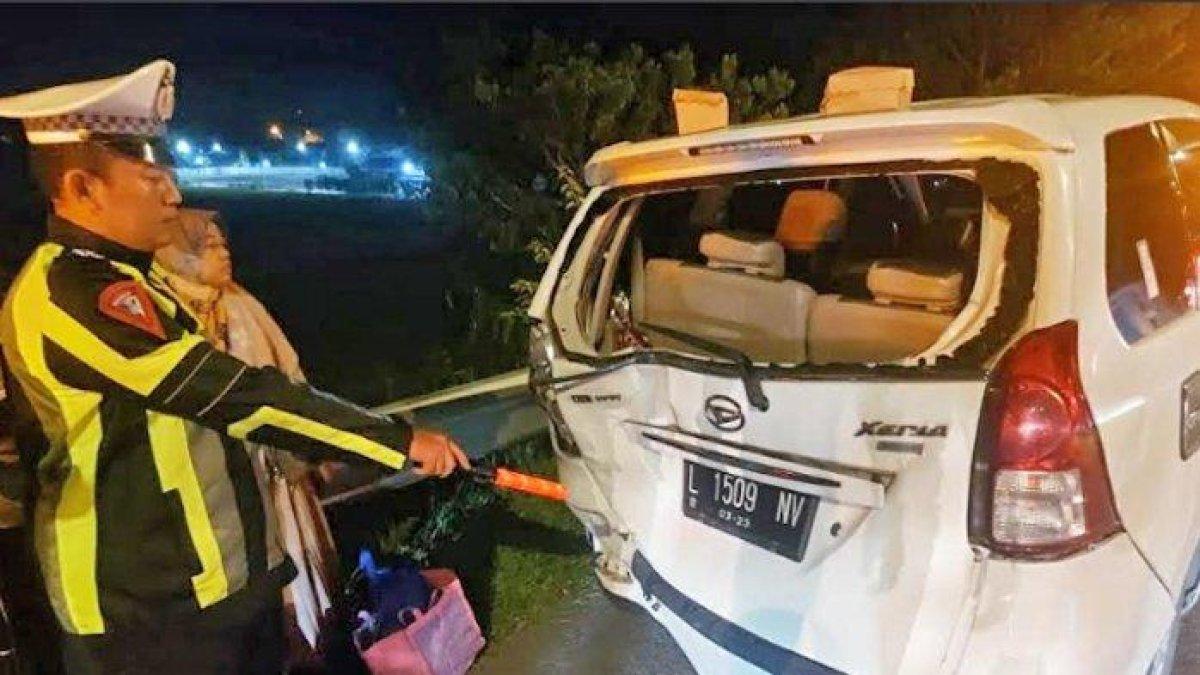 Petugas PJR mengevakuasi kendaraan yang terlibat kecelakaan