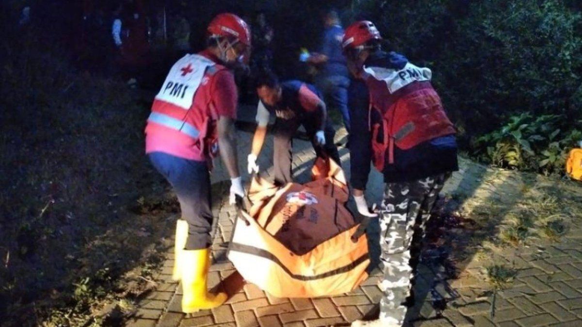 Petugas PMI Kabupaten Malang saat mengevakuasi korban pembacokan, Khusairi warga Desa Ganjaran Malang, Kamis (19/10/2023).