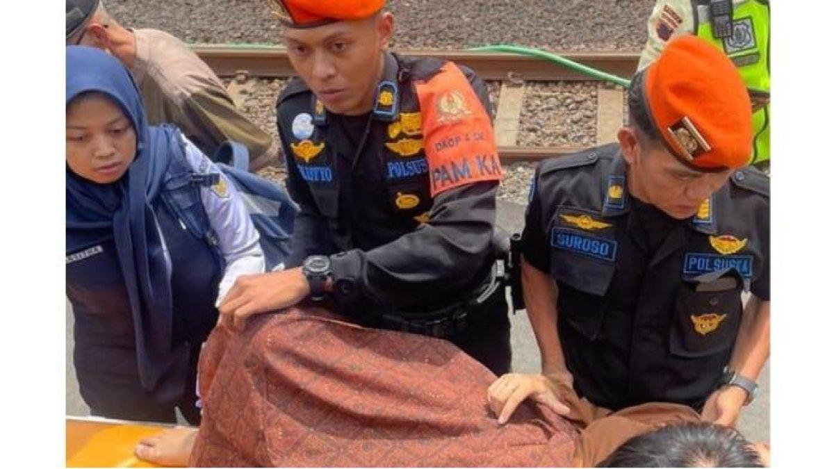 Petugas PT KAI berhasil memberikan pertolongan pada Ibu melahirkan di kereta