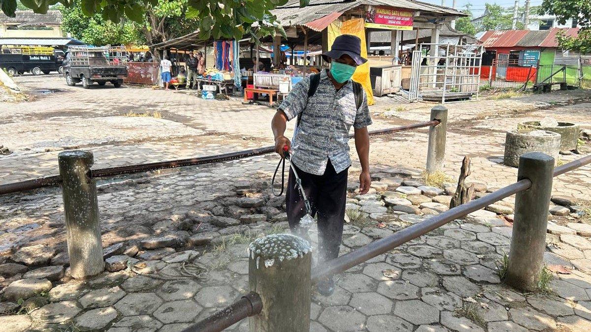 Petugas Pasar Prambanan, Desa Kebondalem Kidul, Kecamatan Prambanan, Klaten melakukan penyemprotan desinfektan, antisipasi penyebaran virus PMK di Klaten, pada Rabu (9/1/2024).