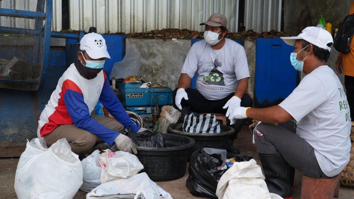 TPS DI KLATEN - Petugas TPS3R Desa Prawatan, tengah memilah sampah rumah tangga.