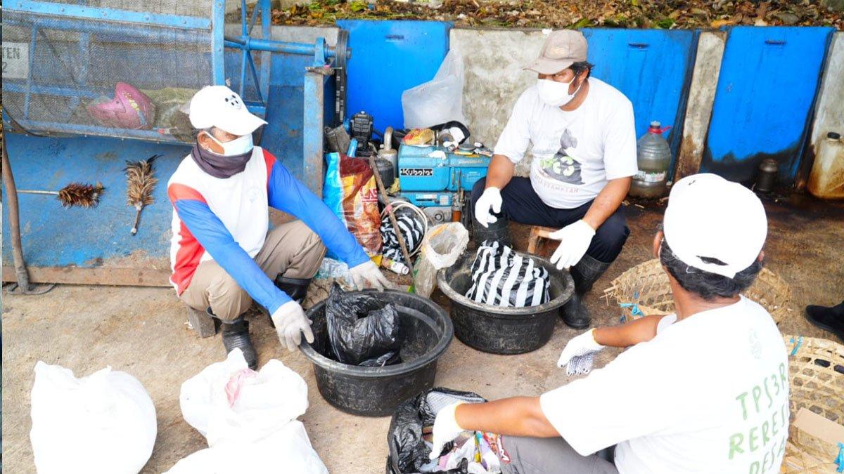 TPS DI KLATEN - Petugas TPS3R Desa Prawatan, tengah memilah sampah rumah tangga.
