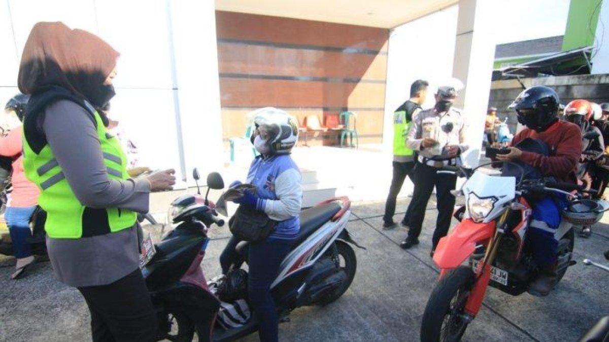 Petugas gabungan melakukan razia pajak kendaraan di Balikpapan pada Jumat (8/12/2023).